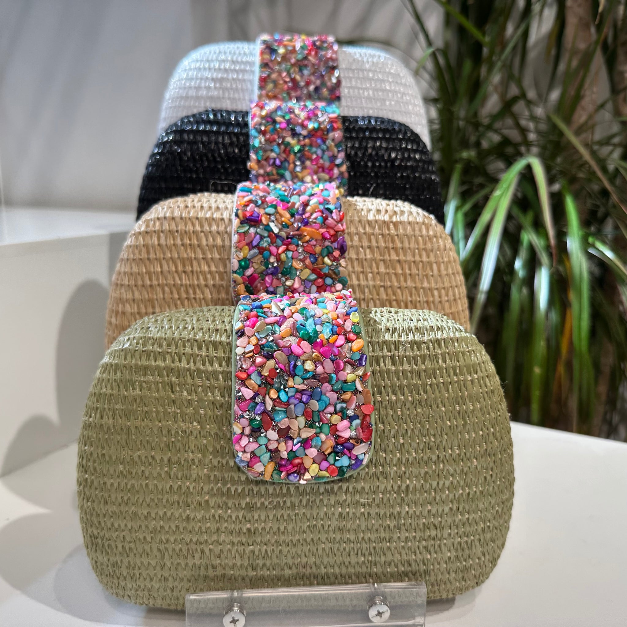 Clutch rafia piedras de colores
